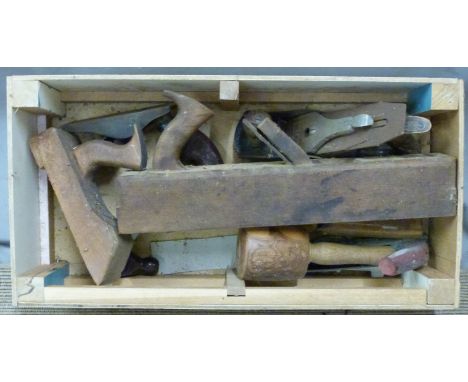 Woodworking planes including Record 4 1/2 and other woodworking tools