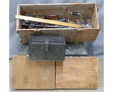 A collection of vintage tools including woodworking planes Record no 4, 220, small Millersfall plane, large block planes, set
