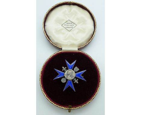 Florence Nightingale School of Nursing badge, awarded to E.Maud Stinton, dated 1933, formed of an eight pointed cross decorat