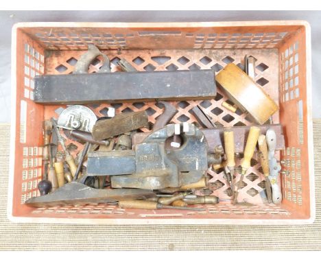 Woodworking tools comprising planes including Record no 5 and 220, chisels, some named, large bench vice etc