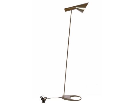 Arne Jacobsen (1902-1971)Adjustable brown lacquered metal floor lamp, design Arne Jacobsen for Louis Poulsen, model Visor, De