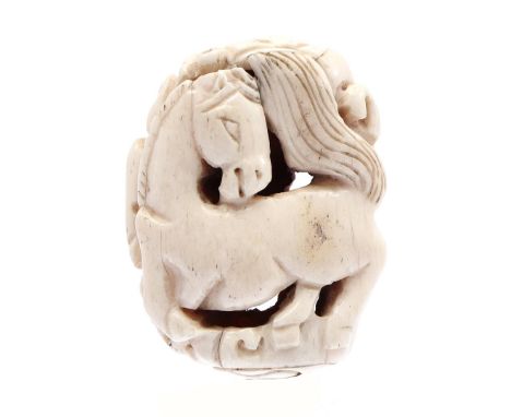 Ivory Netsuke of a horse, Japanca. 1910.5.4 cm high, 4.1 cm wide