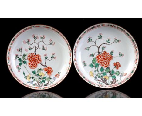 2 porcelain Famille Verte dishes with decoration of peonies and chrysanthemums and decorated rim, China Kangxi period, 22 cm 