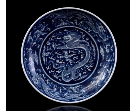 Chinese porcelain dish with dragon decor, with Kangxi mark, 5.5 cm high and 24.5 cm diameter