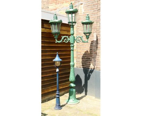 Aluminum green lacquered 3-light outdoor lantern with plastic caps, approx. 280 cm high and 130 cm wide and blue lacquered al