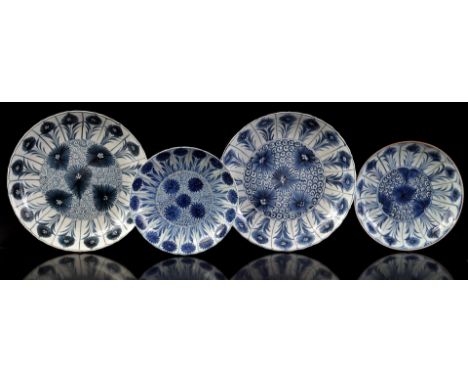 4 porcelain dishes with a decor of chrysanthemums, China Kangxi period, 2 dishes with a decor of 5 chrysanthemums in the cent