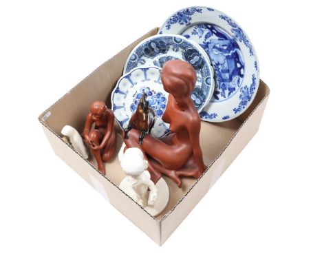 Box of ceramics b.u. 4 Porceleyne bottle/Delft plates, 4 porcelain Goebel statues and an unknown statue of a naked woman