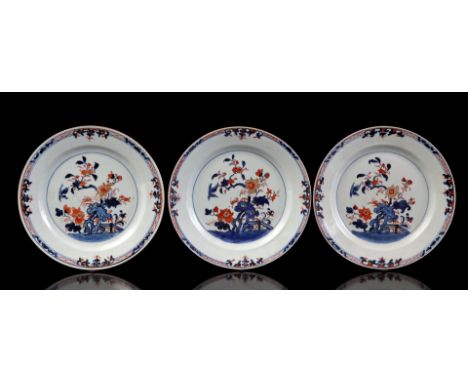 3 Goudimari porcelain dishes with a decoration of a bird in the sky chasing a fly in a floral design, China Kangxi period, 23