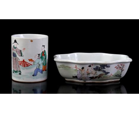 PorcelainFamille Verte brush pot with a decor of playing children and elderly people in an Asian landscape, China ca. 1920, 1