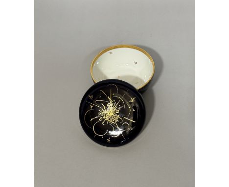 Georges MATHIEU (1921-2012). Bonbonnière.1968. Une boîte en porcelaine bleue du service de Mantes. L'extérieur est orné d'un 