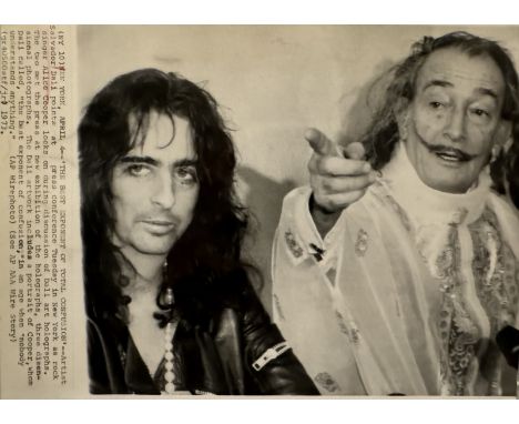 ANONYME ALICE COOPER ET SALVADOR DALI (1904-1989). Tirage argentique du 5 avril 1973. Le 4 avril 1973 Alice Cooper est venue 