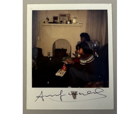 Andy WARHOL (1928-1987), Attribué à Family portrait Polaroïd. Signé « Andy Warhol » au feutre sur le devant. Porte au dos le 