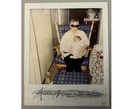 Andy WARHOL (1928-1987), Attribué à Family portrait Polaroïd. Signé « A.W» au feutre sur le devant. Porte au dos le cachet « 