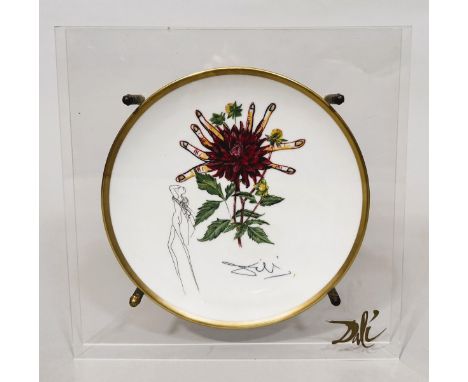 Salvador DALI (1904-1989). « Dahlia Rapax ». 1981-1983. Assiette réalisée en porcelaine, peinte en polychromie, avec une bord