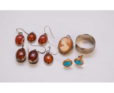 A collection of various pieces of costume jewellery, to include, a silver ingot on chain, amber earrings, yellow metal stud e