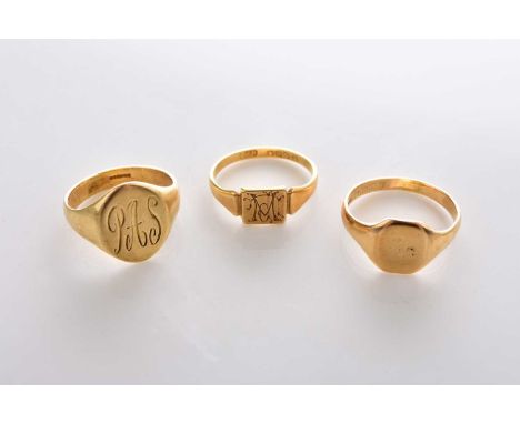 An 18ct gold signet ring, with engraved initials 'P A S', size P, together with a further 18ct gold signet ring with engraved