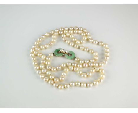 A single strand uniform cultured pearl necklace, with jade and cultured pearl clasp stamped '14k', 97cm long