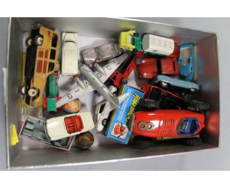 A BOX OF VARIOUS TINPLATE VEHICLES TO INCLUDE DINKY, MATCHBOX, ETC 