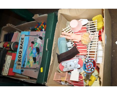 A QUANTITY OF VINTAGE CHILDREN'S GAMES 