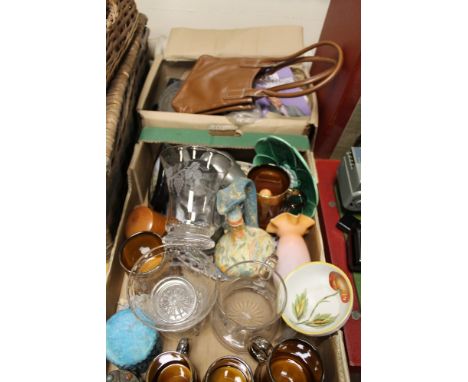 A BOX OF CHINA CERAMICS AND GLASSWARE TOGETHER WITH A TRAY OF HANDBAGS, ETC 