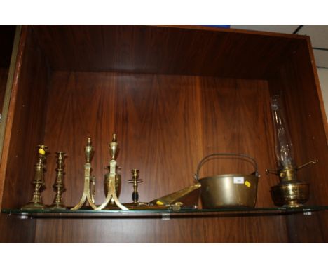 A QUANTITY OF ASSORTED BRASSWARE TO INCLUDE PARAFFIN LAMP, FIRE DOGS, COMPANION SET, ETC 