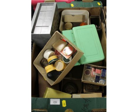 A TRAY OF ASSORTED WATCH PARTS TO INCLUDE A SMALL SET OF PLASTIC DRAWERS WITH SEALED PARTS