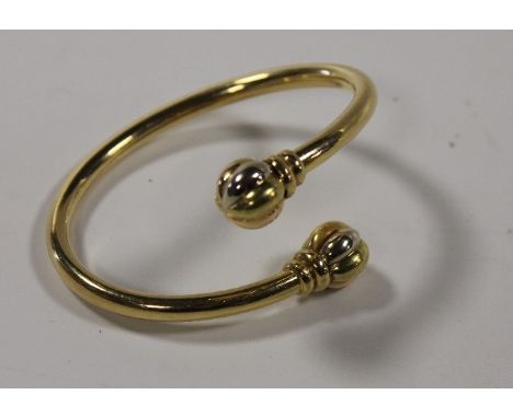 AN 18ct GOLD BANGLE (APPROX. TOTAL WEIGHT 20.6g)