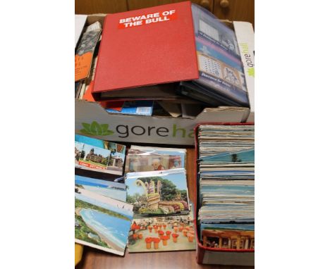 A COLLECTION OF ASSORTED EPHEMERA TO INCLUDE POSTCARDS, MAPS, VINTAGE CATALOGUES, ETC 