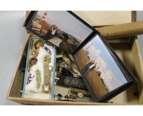 A BOX OF COLLECTABLES TO INCLUDE SILVER HANDLED BUTTON HOOK, SHOE HORN, ETC 