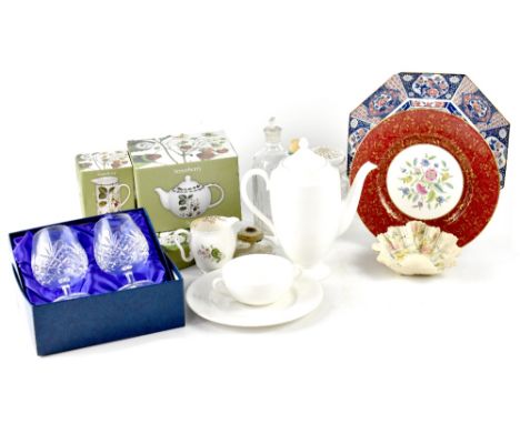 A quantity of modern ceramics to include cabinet plates, Carltonware bowl, Limoges tray, a Meeson part tea and dinner service