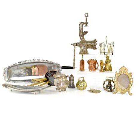 A quantity of mixed metalware to include a tabletop grinder, various brass decorative items, a set of kitchen weighing scales