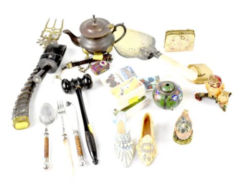 Various collectibles to include a gavel, a horn-handled brass toasting fork of Middle Eastern design, modern shoe ornaments, 
