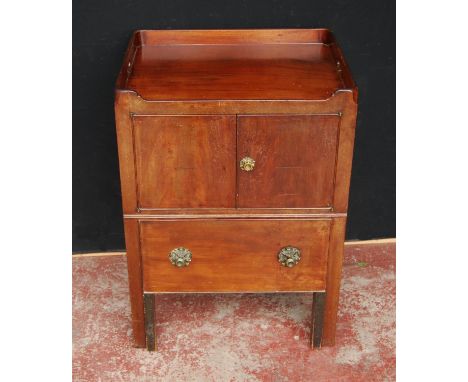 19th century George III style mahogany night commode, with open tray top above two small doors and a drawer enclosing a ceram