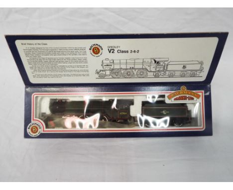 Bachmann Branch-Line - an OO scale Gresley V2 class 2-6-2 locomotive with tender, op no 60964, BR green livery,  # 31-552, ap