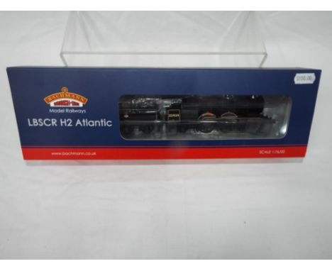 Bachmann Branch-Line - an OO scale model locomotive 4-4-2 LBSCR H2 Atlantic Class with tender, 21 DCC,  op no 32424 'Beachy H