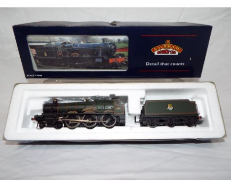 Bachmann - an OO scale model locomotive and tender 4-6-0 Modified Hall,  ' Wraysbury Hall' op no 6969, BR green livery, # 31-