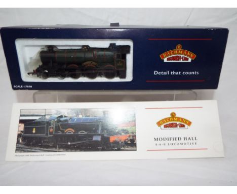 Bachmann - an OO scale model locomotive 4-6-0 Modified Hall 'Soughton Hall' op no 6962, GW green livery, # 31-551, with tende