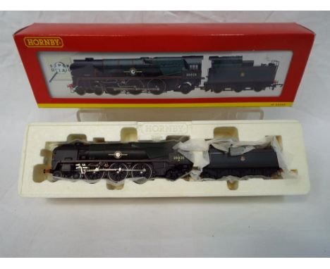 Hornby - an OO scale model 4-6-2 Merchant Navy class locomotive and tender, op no 35025 'Brocklebank Line', Super detail, gre