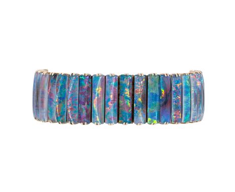 Armband komplett besetzt mit Opaltripletten, 37 Steine rechteckig 20x5 mm, GG 14K, 101,6 g, L: 19,5 cm, 2. H. 20. Jh., leicht