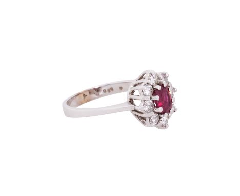 Ring mit Rubin und Brillanten von zus. ca. 0,56 ct (punz.), ca. WEISS-LGW (H-J)/SI-P1, WG 14K, 3,3 gr, RW: 53, 1960er Jahre, 