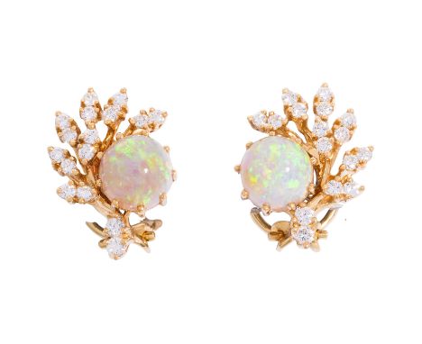 RICHARD BAUR Ohrclipstecker mit Opalcabochons und Brillanten von zus. ca. 0,60 ct mit guter Farbe und Reinheit, GG 18K, 10,4 