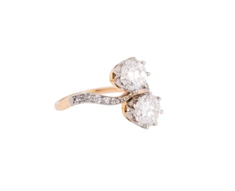 Ring "Toi et Moi" mit Diamanten von zus. ca. 2,4 ct, davon 1 Brillant ca. 1,25 ct, ca. WEISS-LGW (H-I)/VVS, WBW (2024): ca. 1