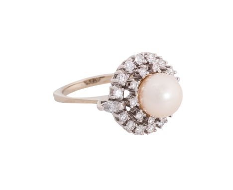 Ring mit Perle entouriert von Diamanten zus. ca. 1,52 ct (punziert), gute Farbe und Reinheit, im Brillant- und 2x im Navettes