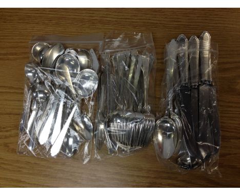A STERLING CANTEEN OF CUTLERY, 64 PIECES IN TOTAL TO INCLUDE 6 EACH OF KNIVES, LARGE FORK, SMALL FORK, CAKE FORK, BUTTER KNIV