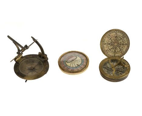 * Pocket compass / sundial. An 18th century pocket combination compass sundial, t he brass case with circular brass compass, 