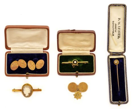 * Jewellery. An Edwardian 18ct gold bar brooch, set with a small diamond solitaire, stamped 18ct, with pin and safety chain, 