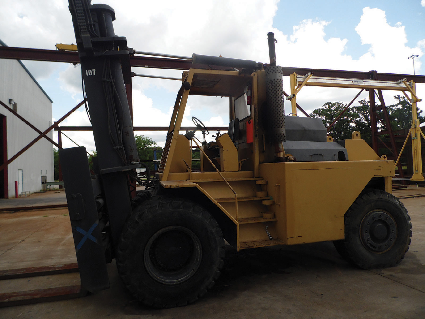 OTEK 55,000 LB. YARD FORKLIFT; MODEL 55PC, CAT 3116 6.6L DIESEL, DUAL FRONT PNEUMATIC TIRES, 171'