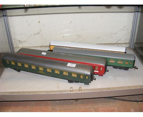 Four plastic Lima 0 gauge carriages 