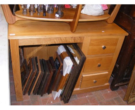 A contemporary light oak single pedestal desk/dressing table with square metal handles - width 111cm 