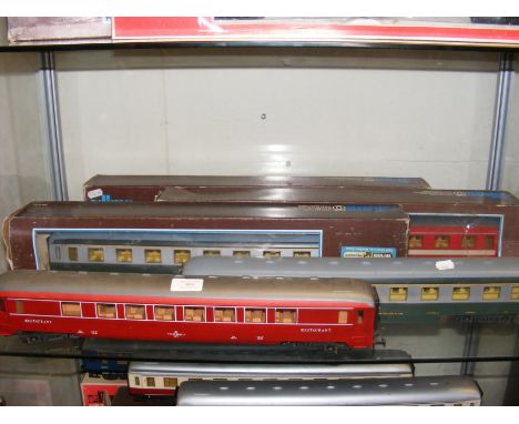 Three boxed Lima 0 gauge carriages together with two loose 0 gauge carriages